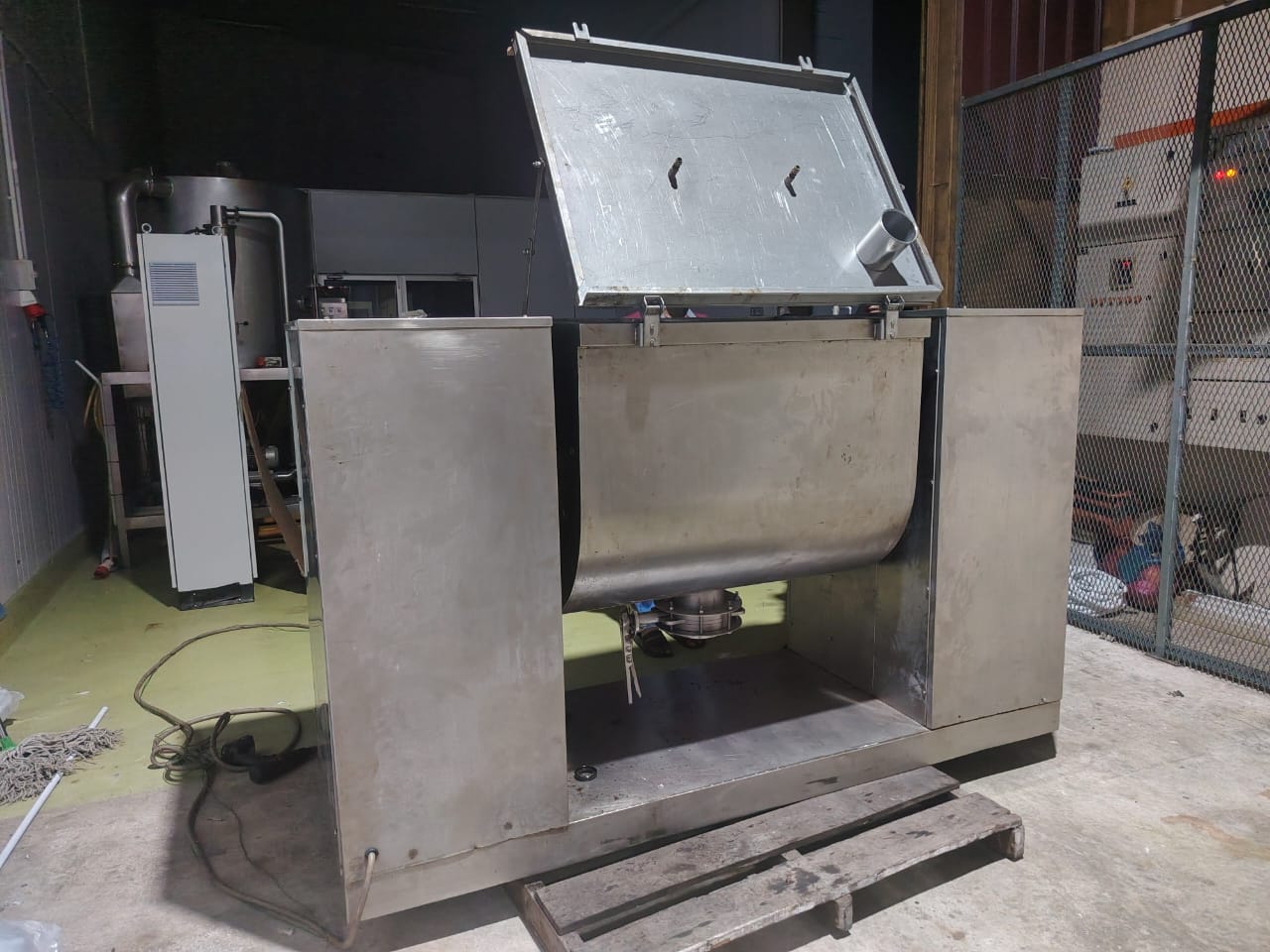 Stainless steel ribbon mixer with its lid raised
